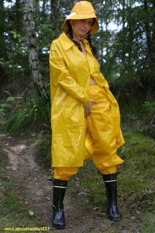 20P Sexy girl with rubber boots and yellow rainwear