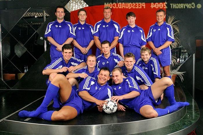 15P Babe in a pee orgy with the soccer team