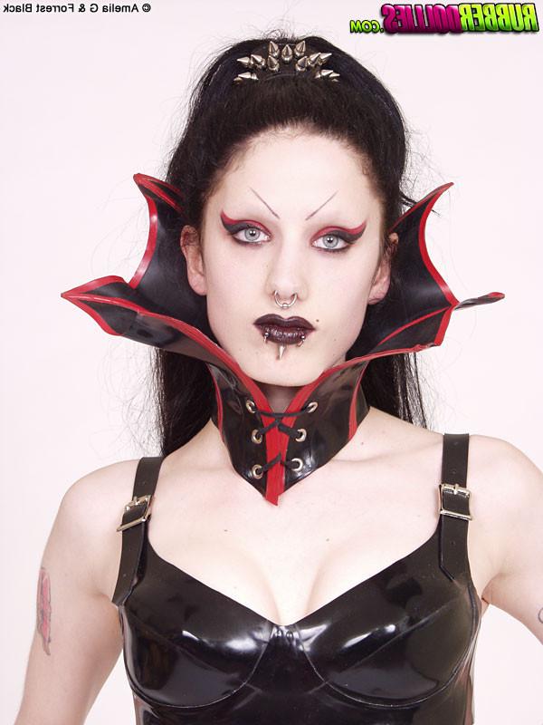 16P vampire goth babe posing in latex