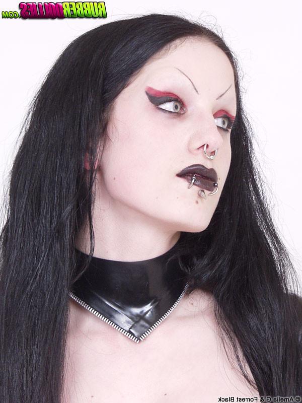 16P vampire goth babe posing in latex