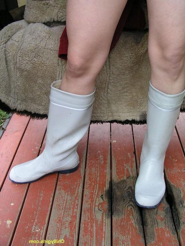 20P Girl with big tits in sexy rubber boots