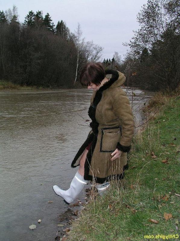 20P Girl with big tits in sexy rubber boots