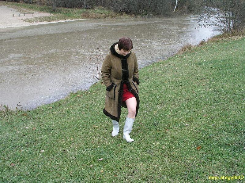 20P Girl with big tits in sexy rubber boots