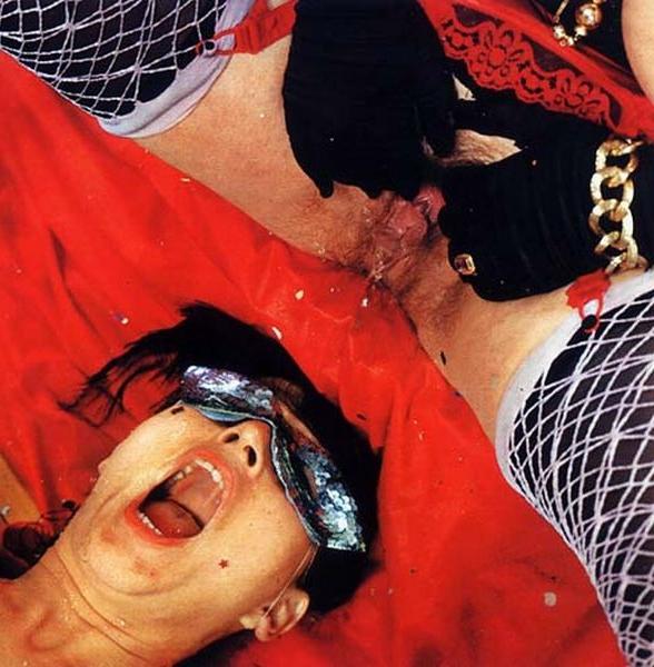 16P Three retro ladies having a piss party