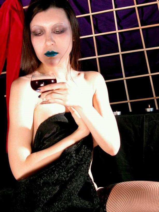 16P Gothic vampire teen posing