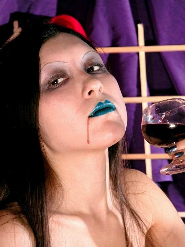 16P Gothic vampire teen posing