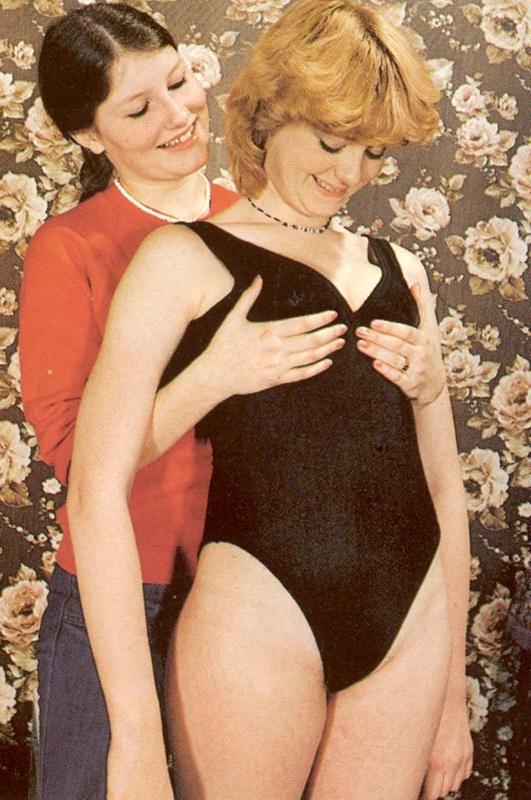 15P Two seventies girlies pleasing a retro cock