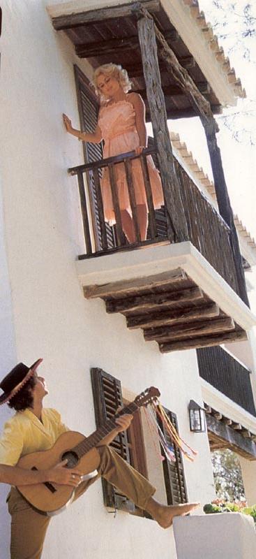 16P Stunning retro moms gets a naughty serenade
