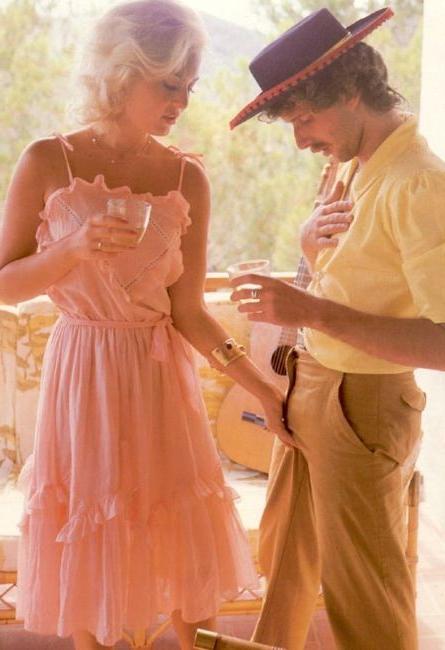 16P Stunning retro moms gets a naughty serenade