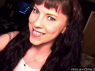 25P Brunette reviews odd sex toys on her webcam