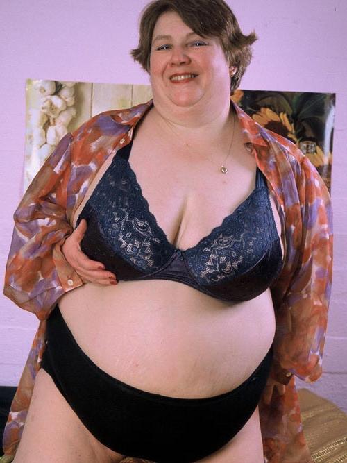 15P Fat mature lady posing on a bed