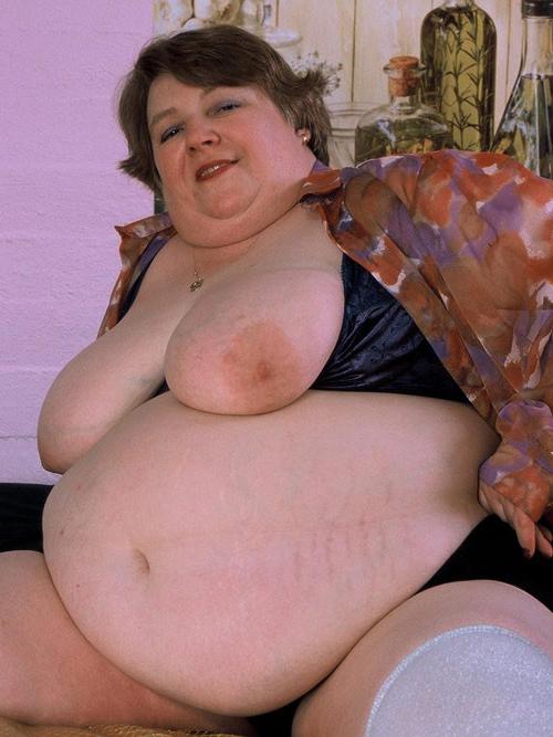 15P Fat mature lady posing on a bed