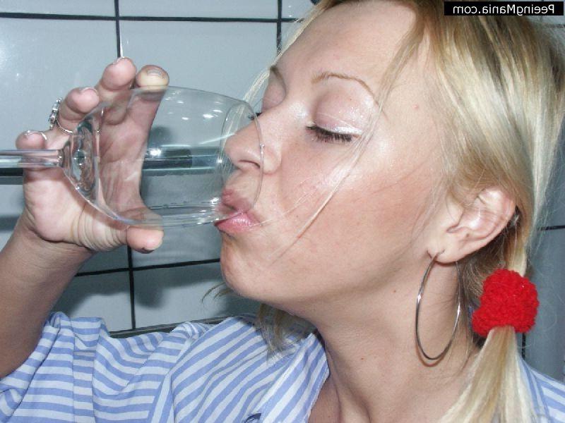 16P Blonde girl pissing i an glass and drinking it