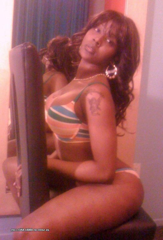 10P Model wannabe with a big booty posing in striped underwear