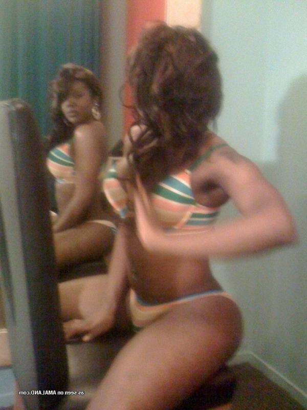 10P Model wannabe with a big booty posing in striped underwear