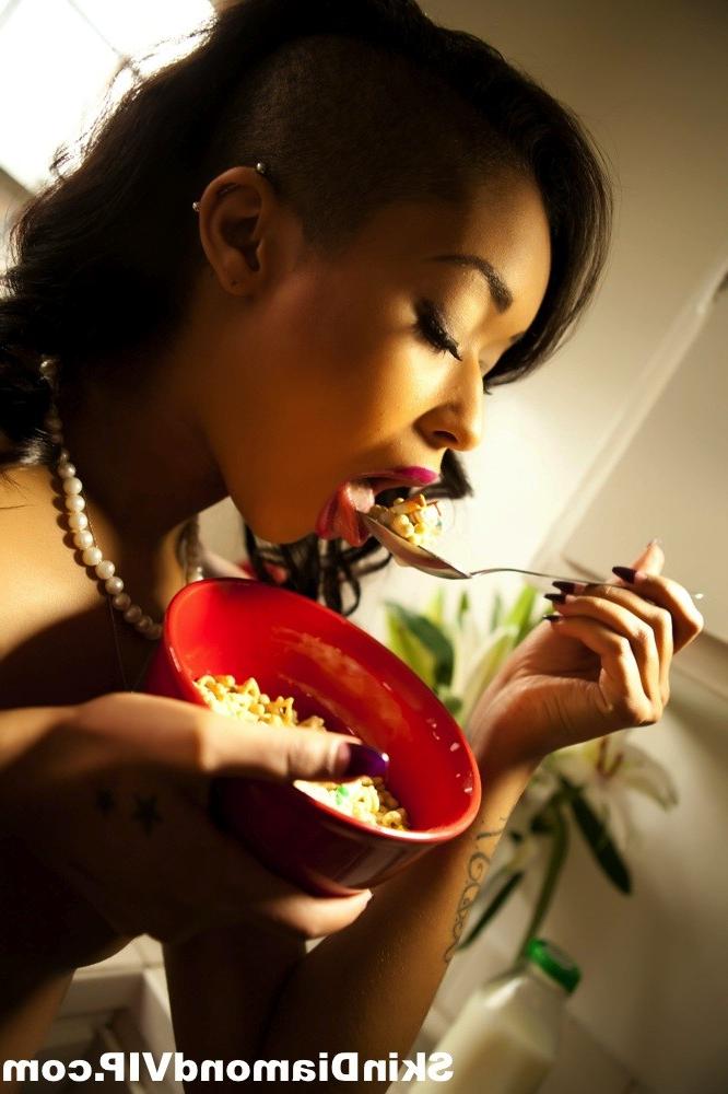 15P Skin Diamond Heats Up The Kitchen