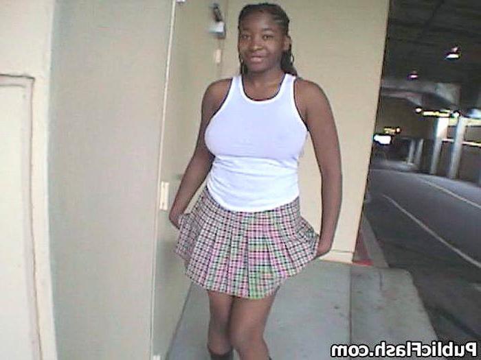 16P Curvy Black Booty Flasher Bares Big Boobs and Butt in Public