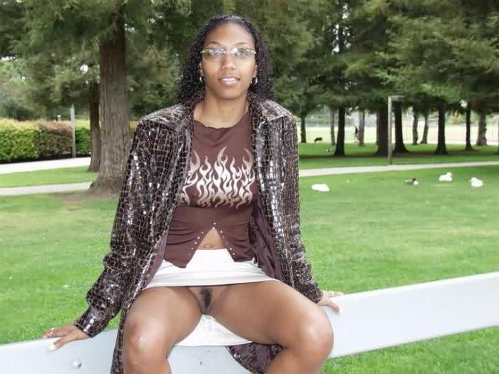 16P Black Chick Flashes Boobs n Pussy Outdoors in Public Park