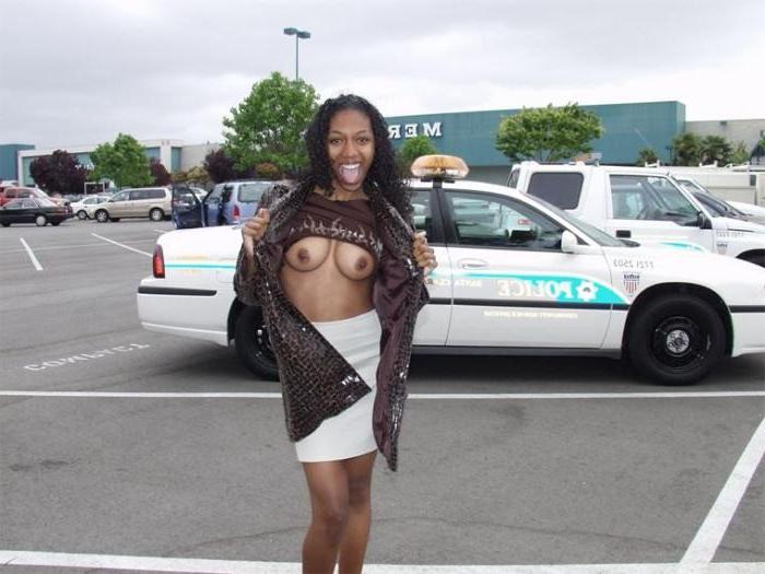 16P Black Chick Flashes Boobs n Pussy Outdoors in Public Park