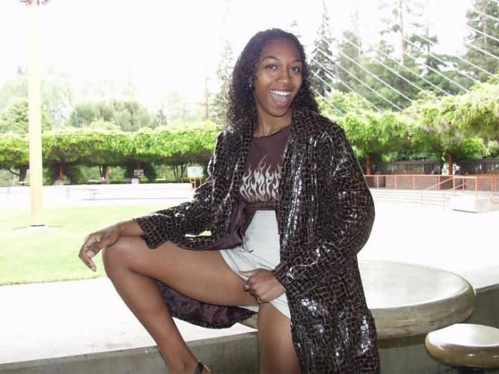 16P Black Chick Flashes Boobs n Pussy Outdoors in Public Park
