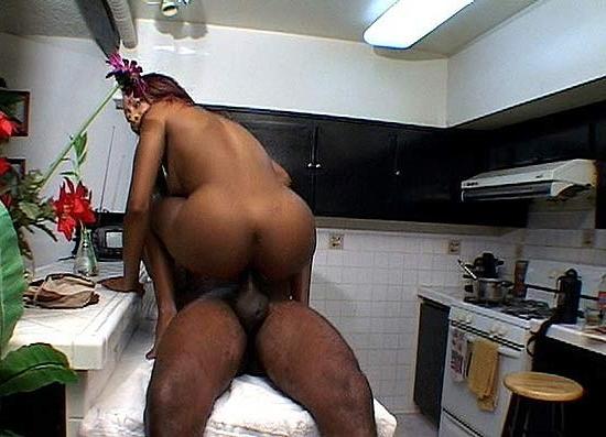 15P Black hoe With Big Lips Gives Blowjob