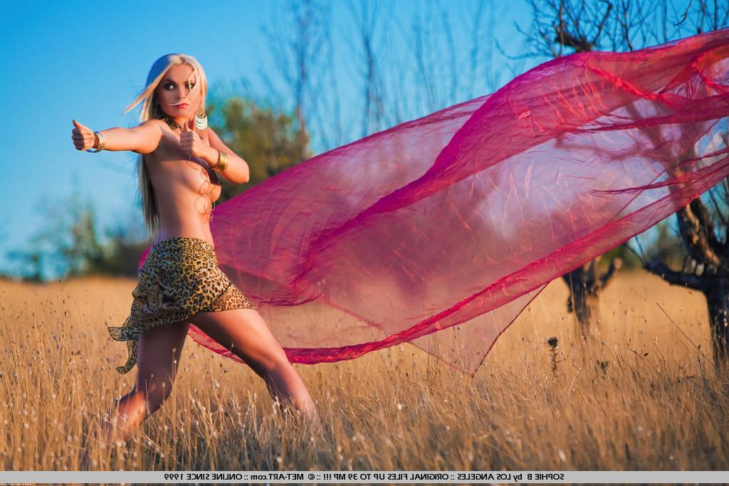 19P sweet blonde Sophia poses super sexy out in the nature