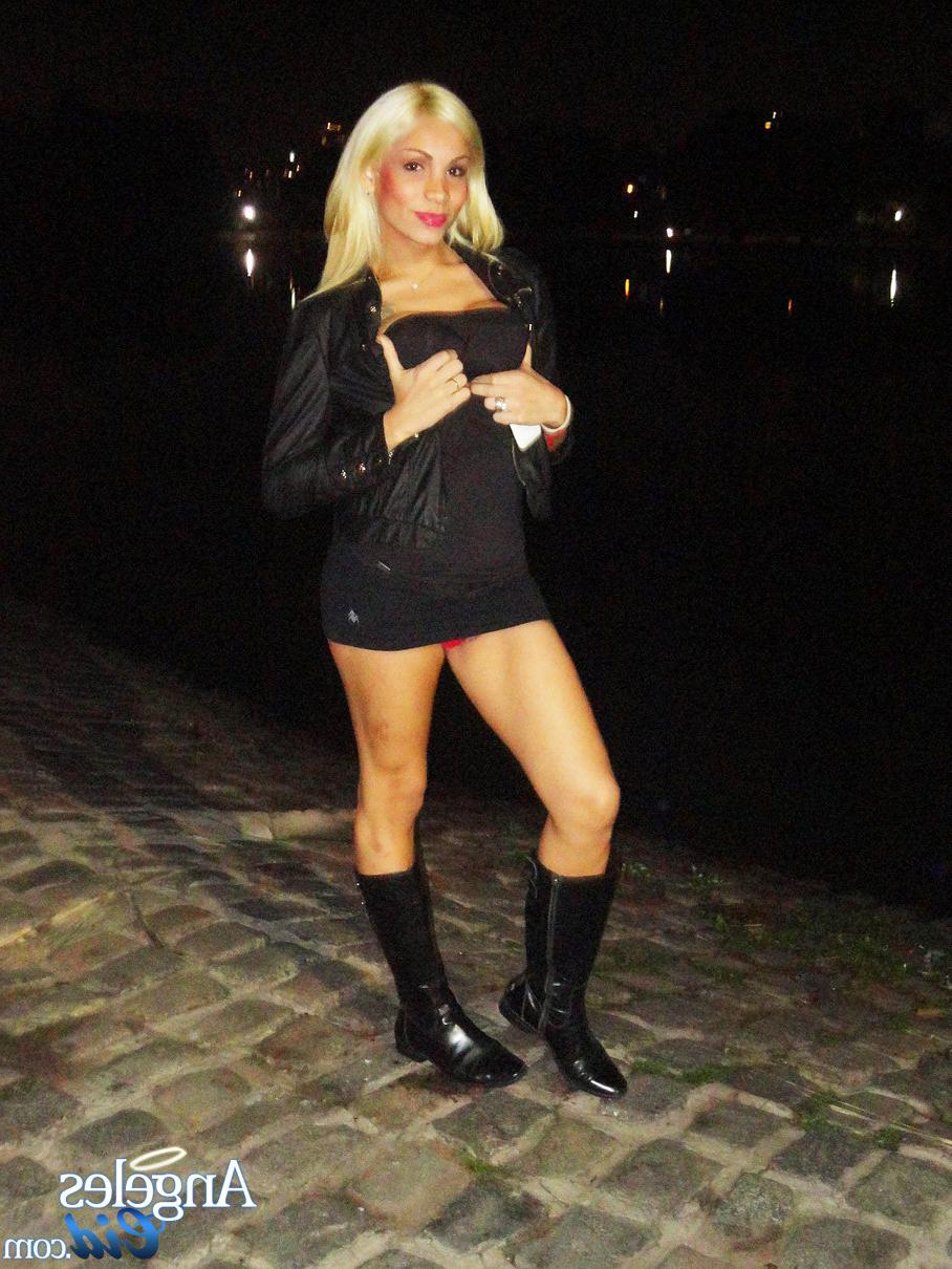 15P Gorgeous tranny flashing her cock in public