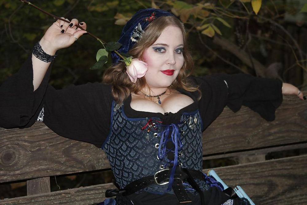 25P Ye Olde Cleavage 3