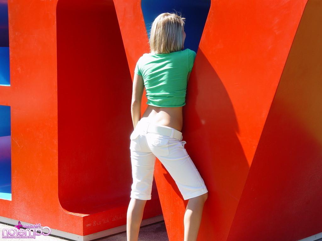 16P Girl flahsing in public