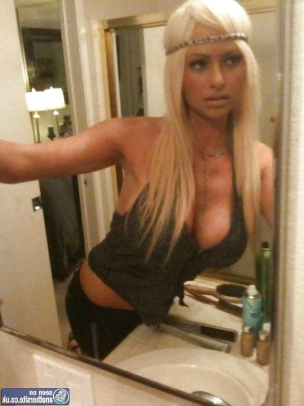 25P Awesome Cleavage