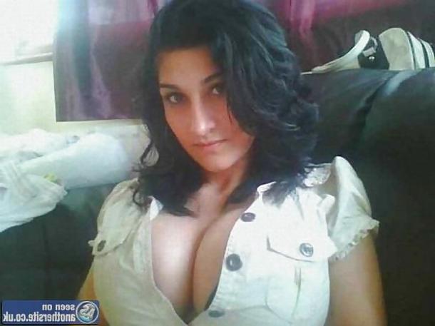 25P Awesome Cleavage