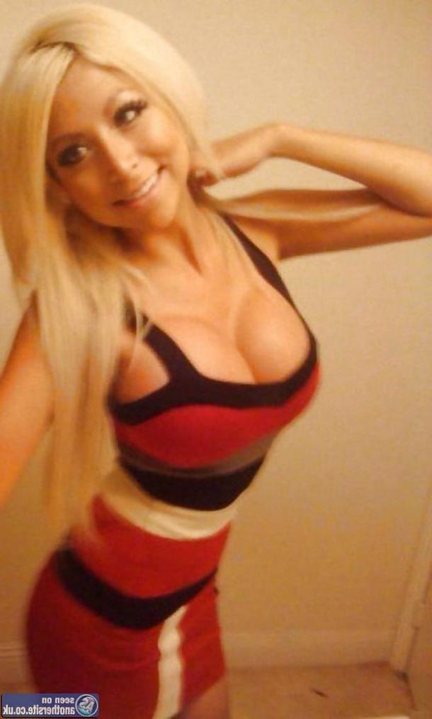 25P Awesome Cleavage