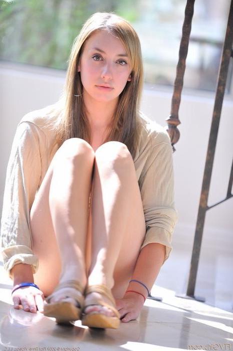 16P Nerdy Babe Getting Nude