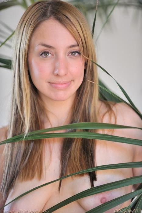 16P Nerdy Babe Getting Nude