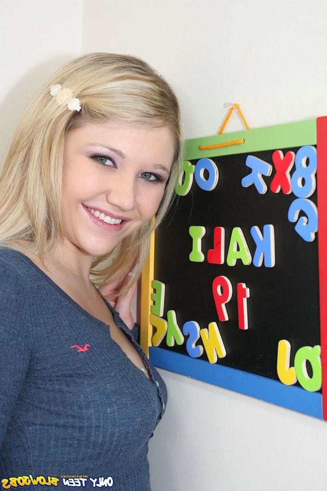 16P Cute 19 year old Kali Lane loves to give blow jobs