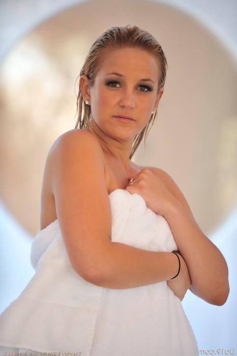 15P Naughty Lia shows off her luscious body in the shower