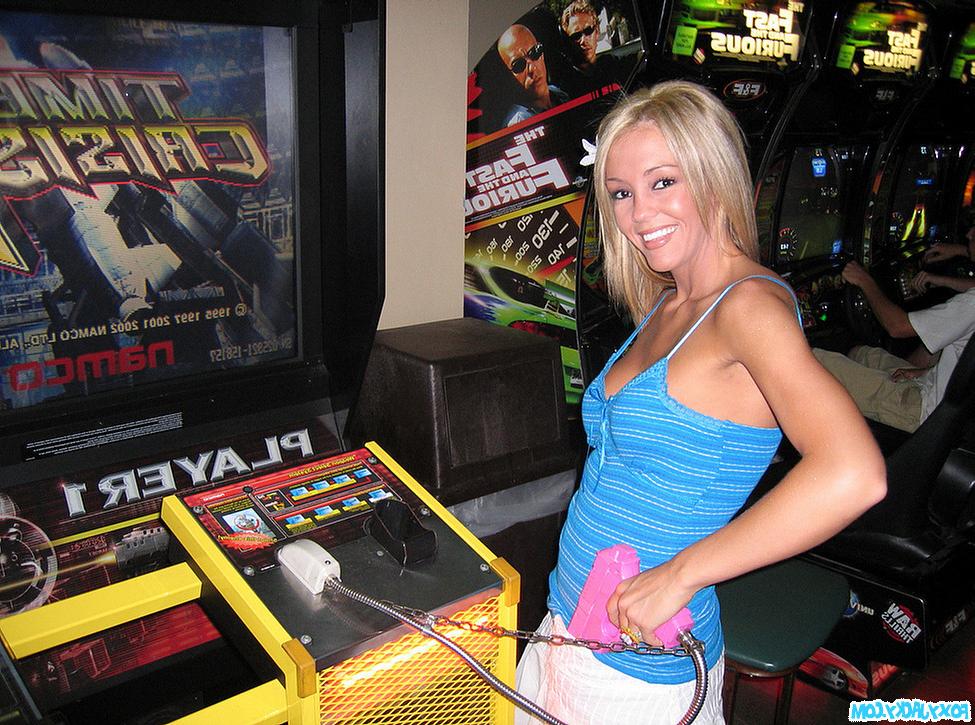 15P Foxy Jacky playing some mini golf and arcade games