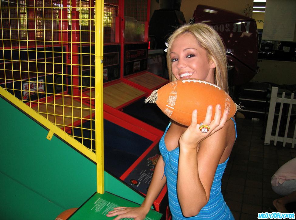 15P Foxy Jacky playing some mini golf and arcade games