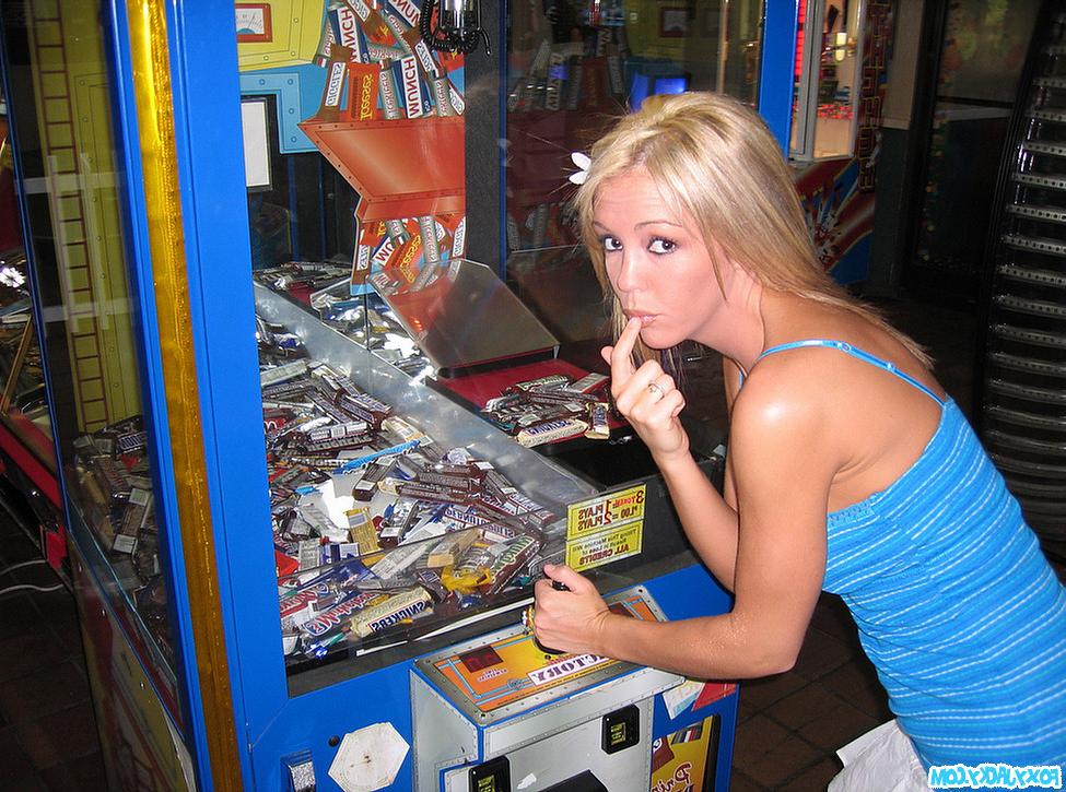 15P Foxy Jacky playing some mini golf and arcade games