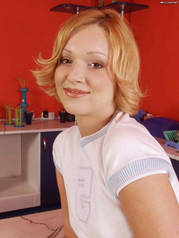 16P Blonde babe posing in the kitchen