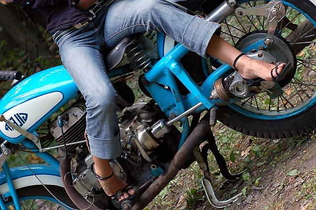 20P hot blonde spreads on classic bike