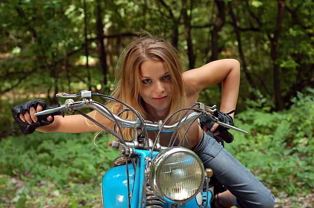 20P hot blonde spreads on classic bike