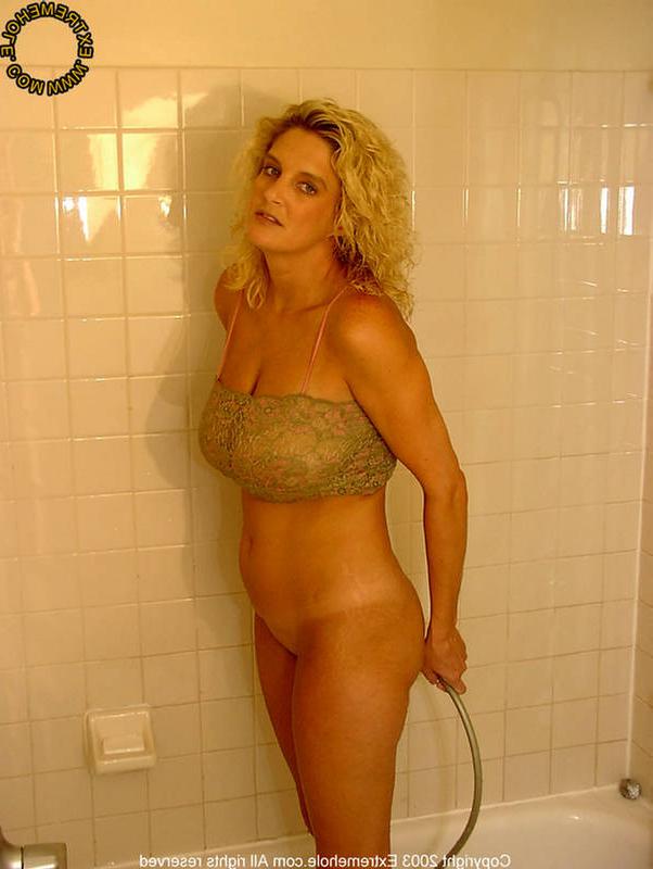 16P pregnant blonde babe posing in the shower