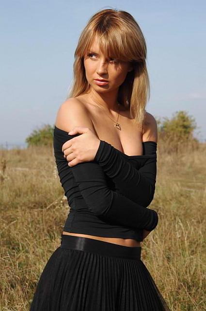 18P Blonde babe stiffy nipple exposure
