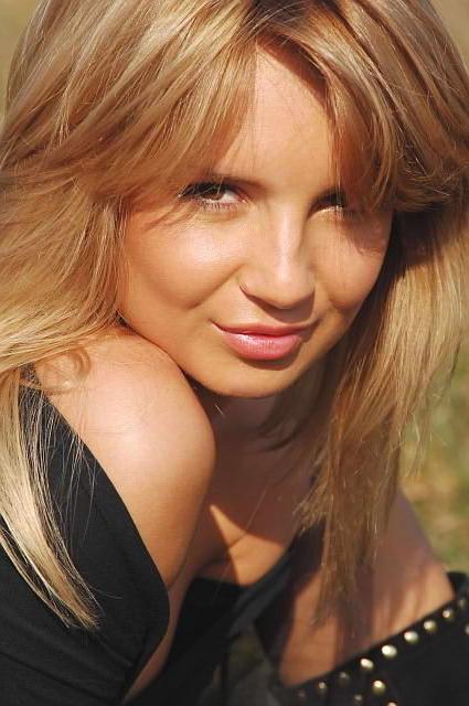 18P Blonde babe stiffy nipple exposure