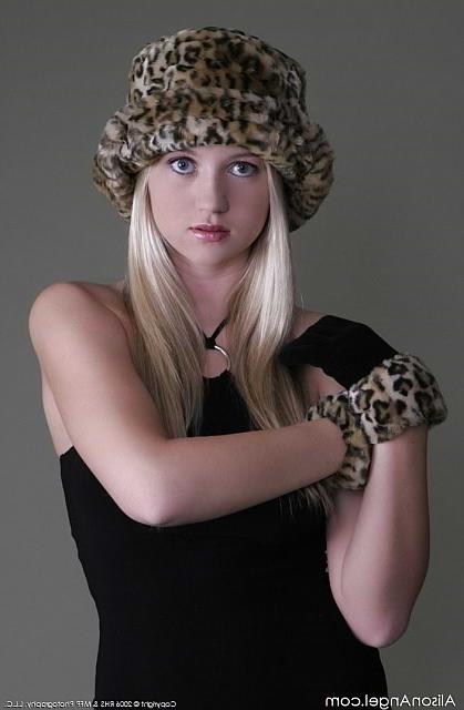 18P blonde dressing classy spreading