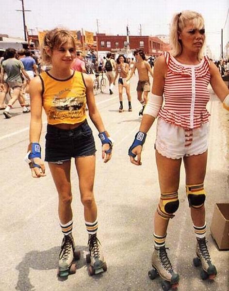 16P Two retro skater girls pleasing a dude