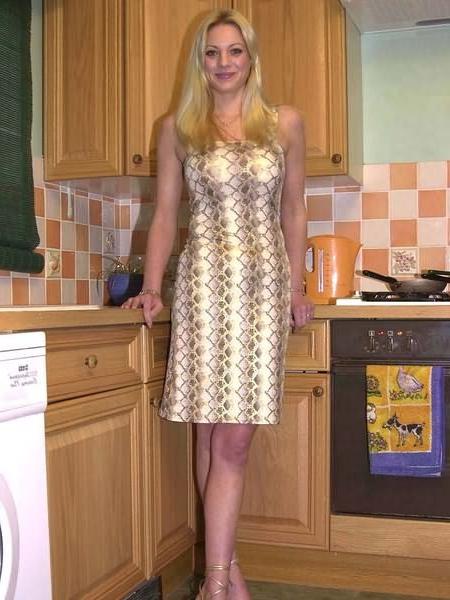 20P Busty wife teasing in kitchen