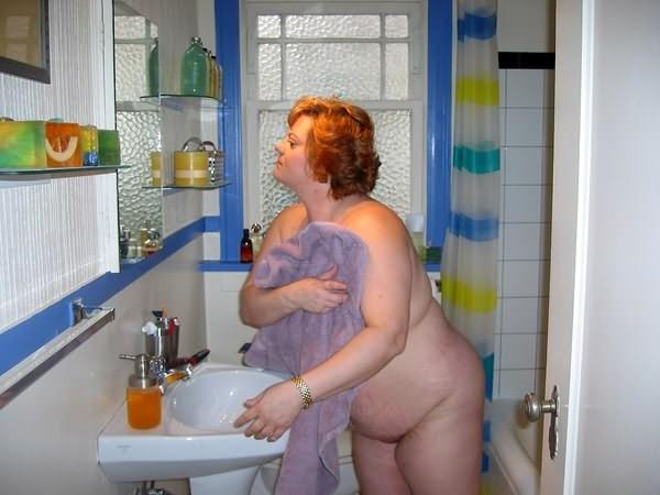 20P Fat blonde in shower