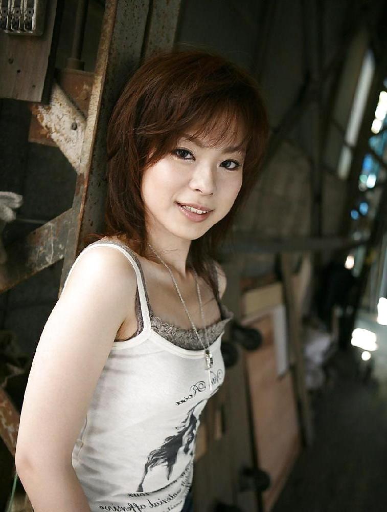 16P Small asian flashing in the street by Sail
